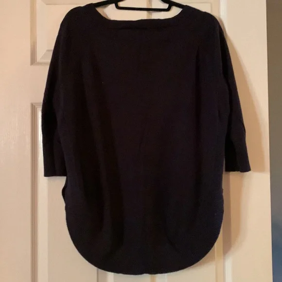 Express rounded hem top - Picture 5 of 8